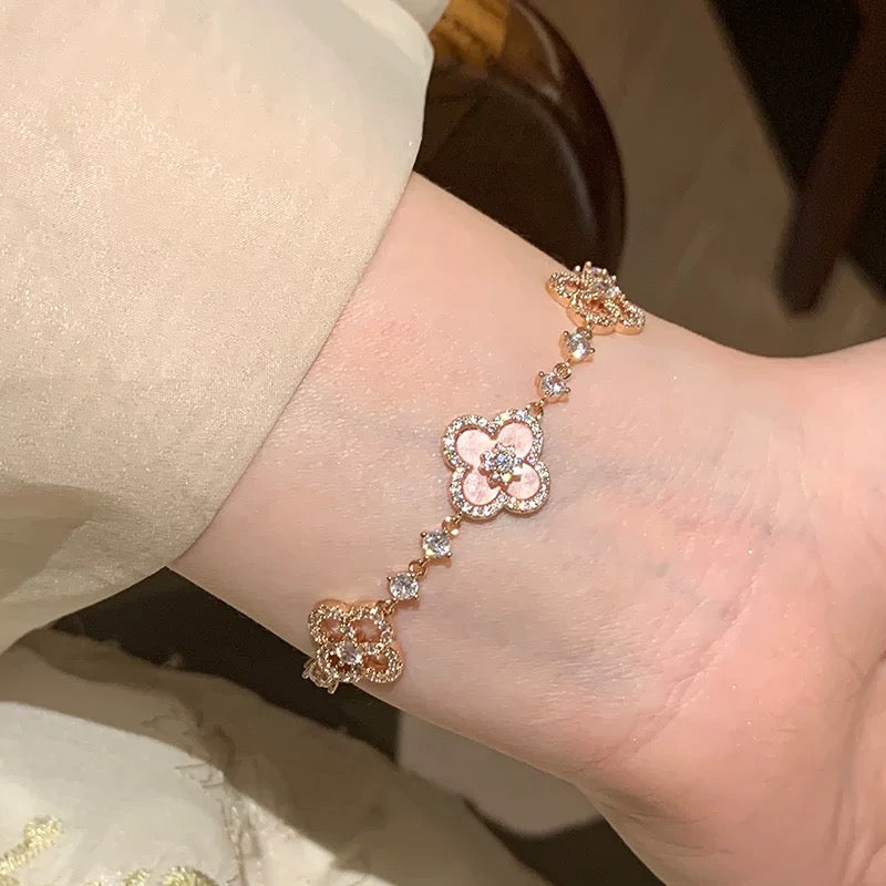[AuraEcho]CLOVER 5 MOTIF PINK BLUE RED WHITE BRACELET